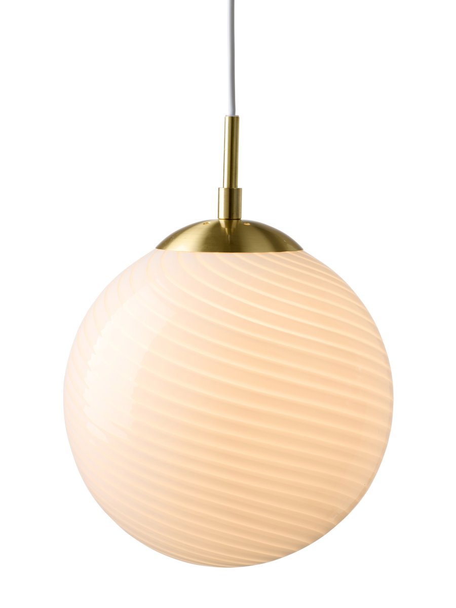Zoombild von Candy Ball Ø30 Weiß hängelampe Von Halo Design - Der runde Schirm aus mundgeblasenem Opalglas besticht durch ein dekoratives, gedrehtes Muster, das der Leuchte einen einzigartigen Charakter verleiht.