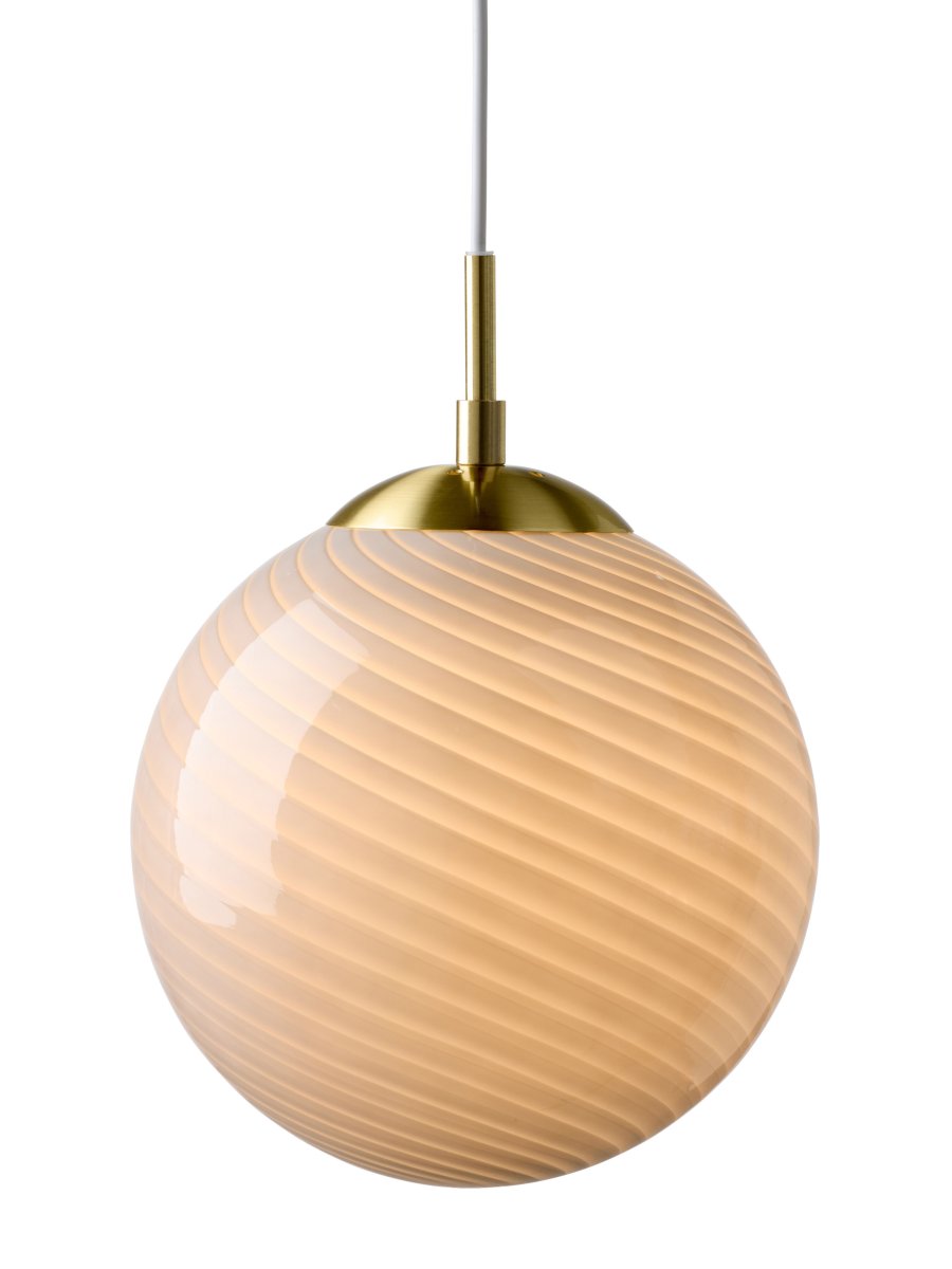 Candy Ball Ø30 Grau hängelampe Von Halo Design - Der runde Schirm besteht aus mundgeblasenem, grauem Glas mit einem dekorativen, gedrehten Muster, das der Leuchte einen einzigartigen Ausdruck verleiht.