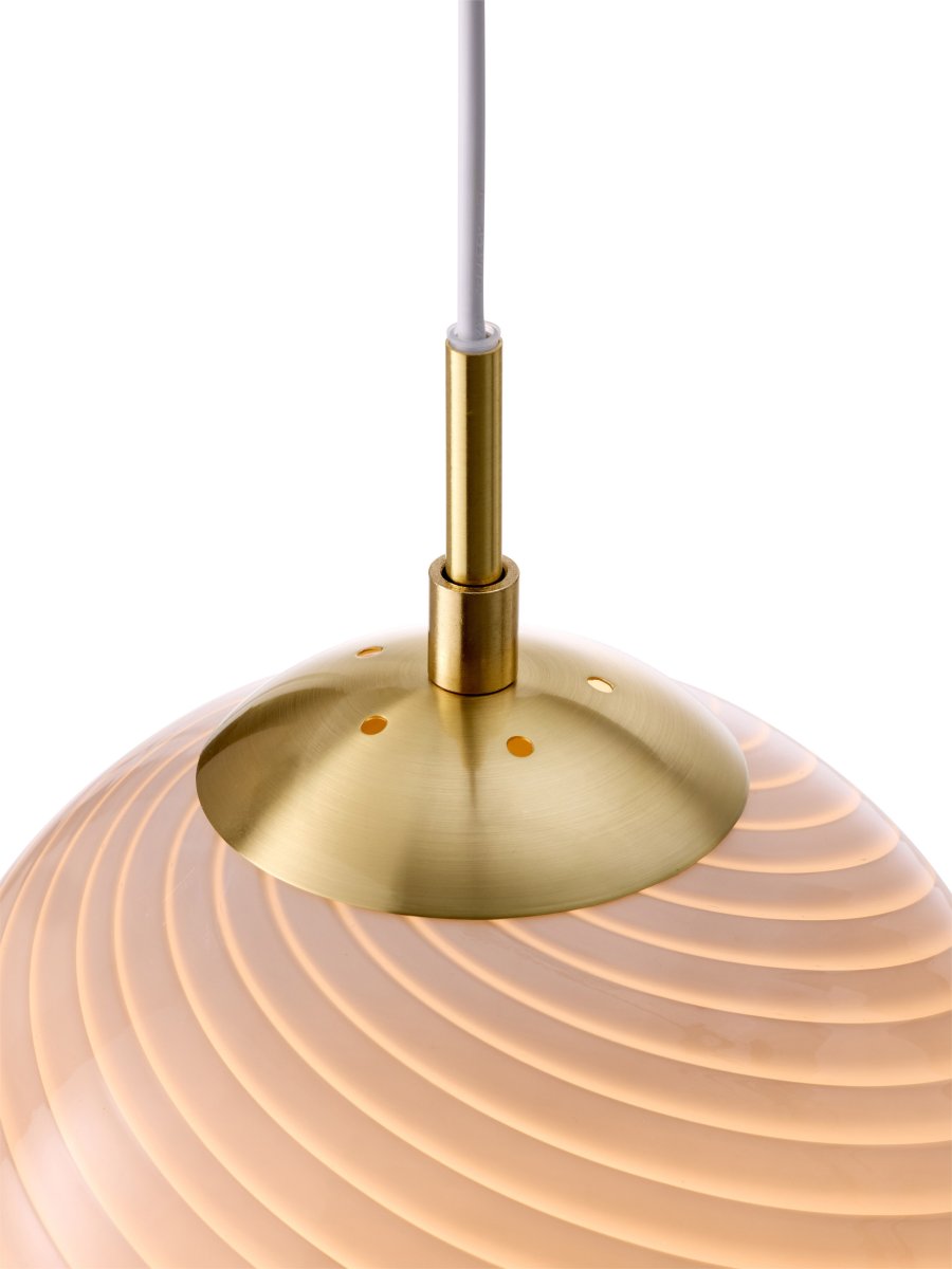 Candy Ball Ø30 Grau hängelampe Von Halo Design - Der runde Schirm besteht aus mundgeblasenem, grauem Glas mit einem dekorativen, gedrehten Muster, das der Leuchte einen einzigartigen Ausdruck verleiht.