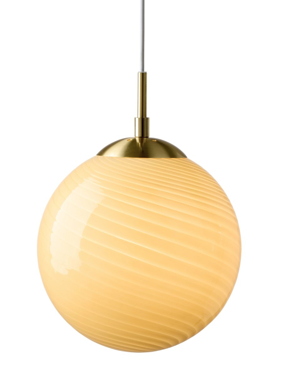 Candy Ball Ø30 Cremeweiß hängelampe Von Halo Design - Der runde Schirm besteht aus mundgeblasenem, cremeweißem Glas mit einem dekorativen, gedrehten Muster, das der Lampe einen einzigartigen Ausdruck verleiht.