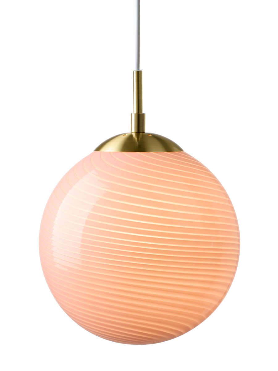 Candy Ball Ø30 Rosa hängelampe Von Halo Design - Der runde Schirm aus mundgeblasenem, rosafarbenem Glas besticht durch ein dekoratives, gedrehtes Muster, das der Leuchte einen einzigartigen Charakter verleiht.