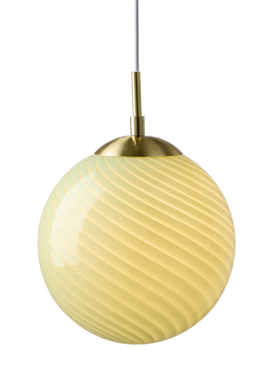 Zoombild von Candy Ball Ø30 Grün hängelampe Von Halo Design - Der runde Schirm besteht aus mundgeblasenem, grünem Glas mit einem dekorativen, gedrehten Muster, das der Leuchte einen einzigartigen Ausdruck verleiht.