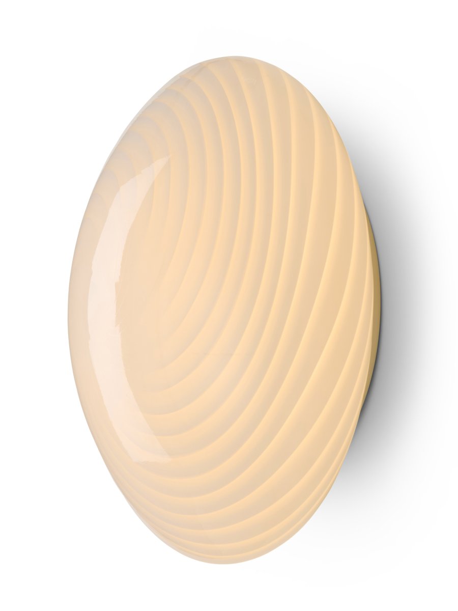 Candy Ø30 Weiß deckenleuchte Von Halo Design - Das Glas spendet ein sanftes und angenehmes Licht, das eine warme und einladende Atmosphäre schafft.
