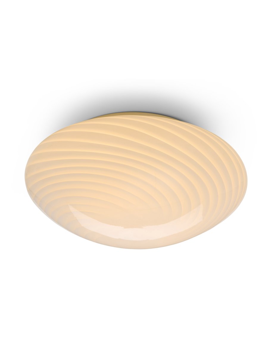 Candy Ø30 Weiß deckenleuchte Von Halo Design - Das Glas spendet ein sanftes und angenehmes Licht, das eine warme und einladende Atmosphäre schafft.