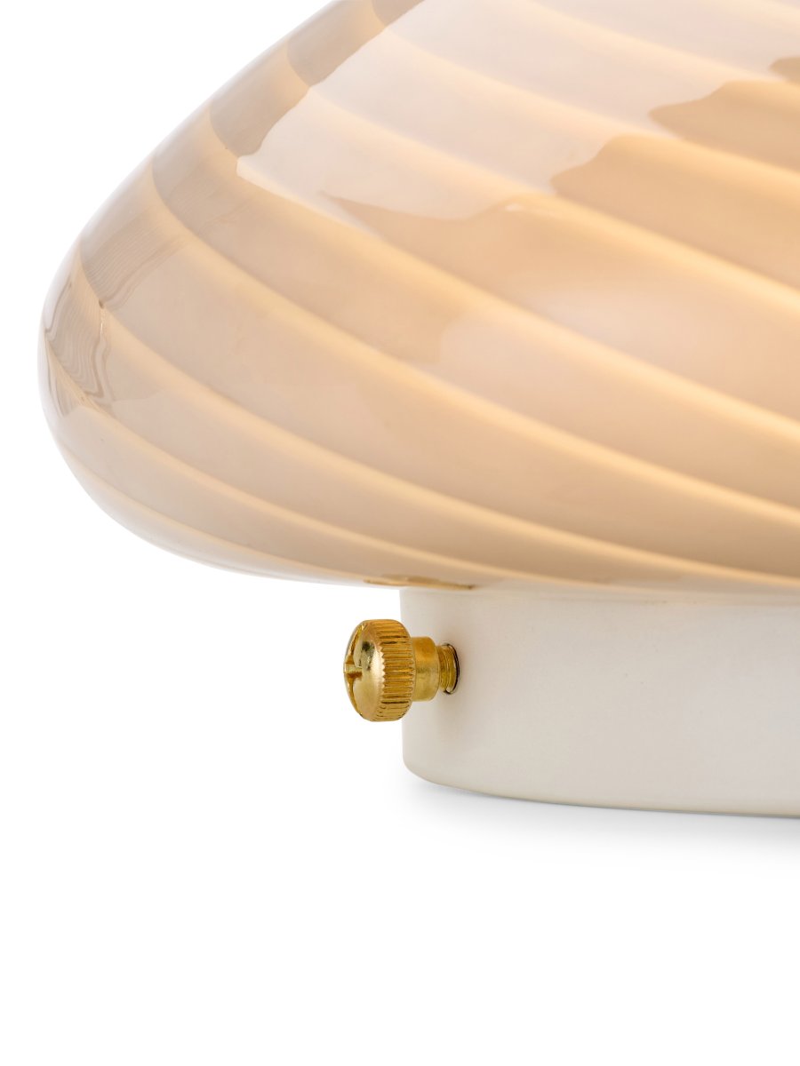 Candy Ø30 Grau deckenleuchte Von Halo Design - Das Glas spendet ein sanftes und angenehmes Licht, das eine warme und einladende Atmosphäre schafft.