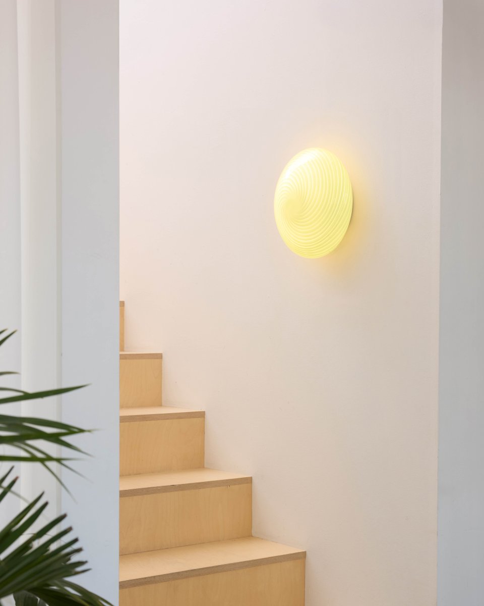 Candy Ø30 Cremeweiß deckenleuchte Von Halo Design - Das Glas spendet ein sanftes und angenehmes Licht, das eine warme und einladende Atmosphäre schafft.