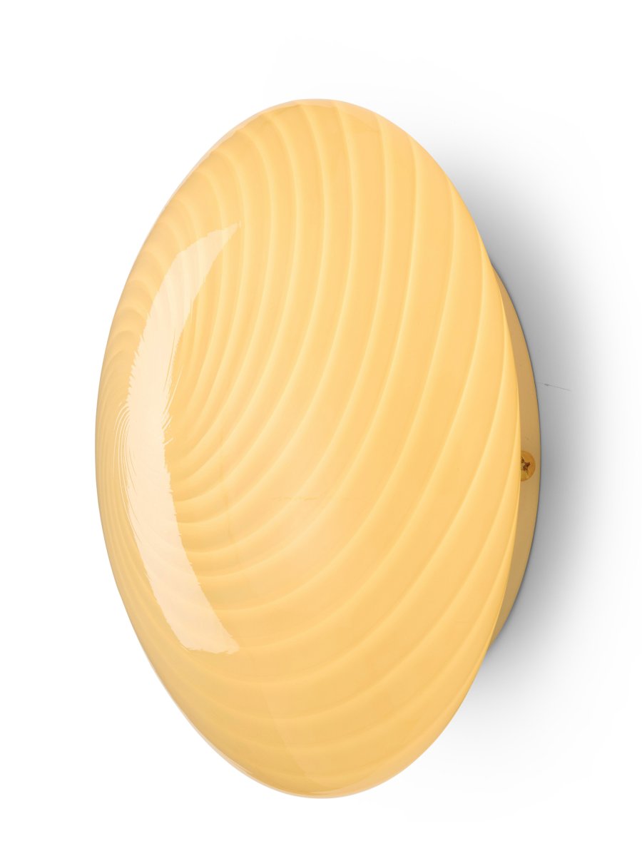 Candy Ø30 Cremeweiß deckenleuchte Von Halo Design - Das Glas spendet ein sanftes und angenehmes Licht, das eine warme und einladende Atmosphäre schafft.