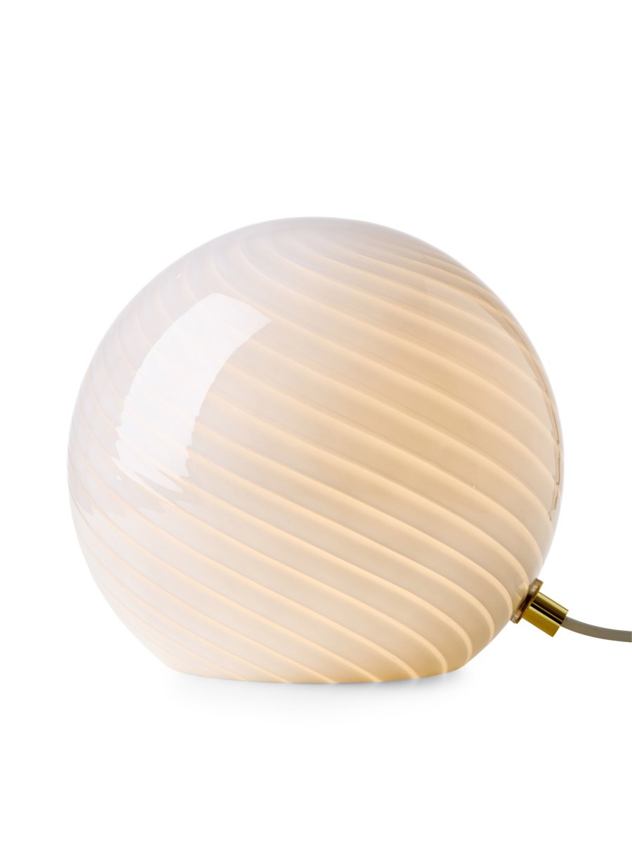 Zoombild von Candy 20cm Weiß tischlampe Von Halo Design - Die runde Form besteht aus mundgeblasenem Glas mit einem dekorativen, gedrehten Muster, das der Lampe einen einzigartigen Ausdruck verleiht.