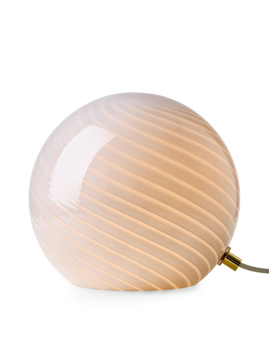 Zoombild von Candy 20cm Grau tischlampe Von Halo Design - Die runde Form besteht aus mundgeblasenem Glas mit einem dekorativen, gedrehten Muster, das der Lampe einen einzigartigen Ausdruck verleiht.