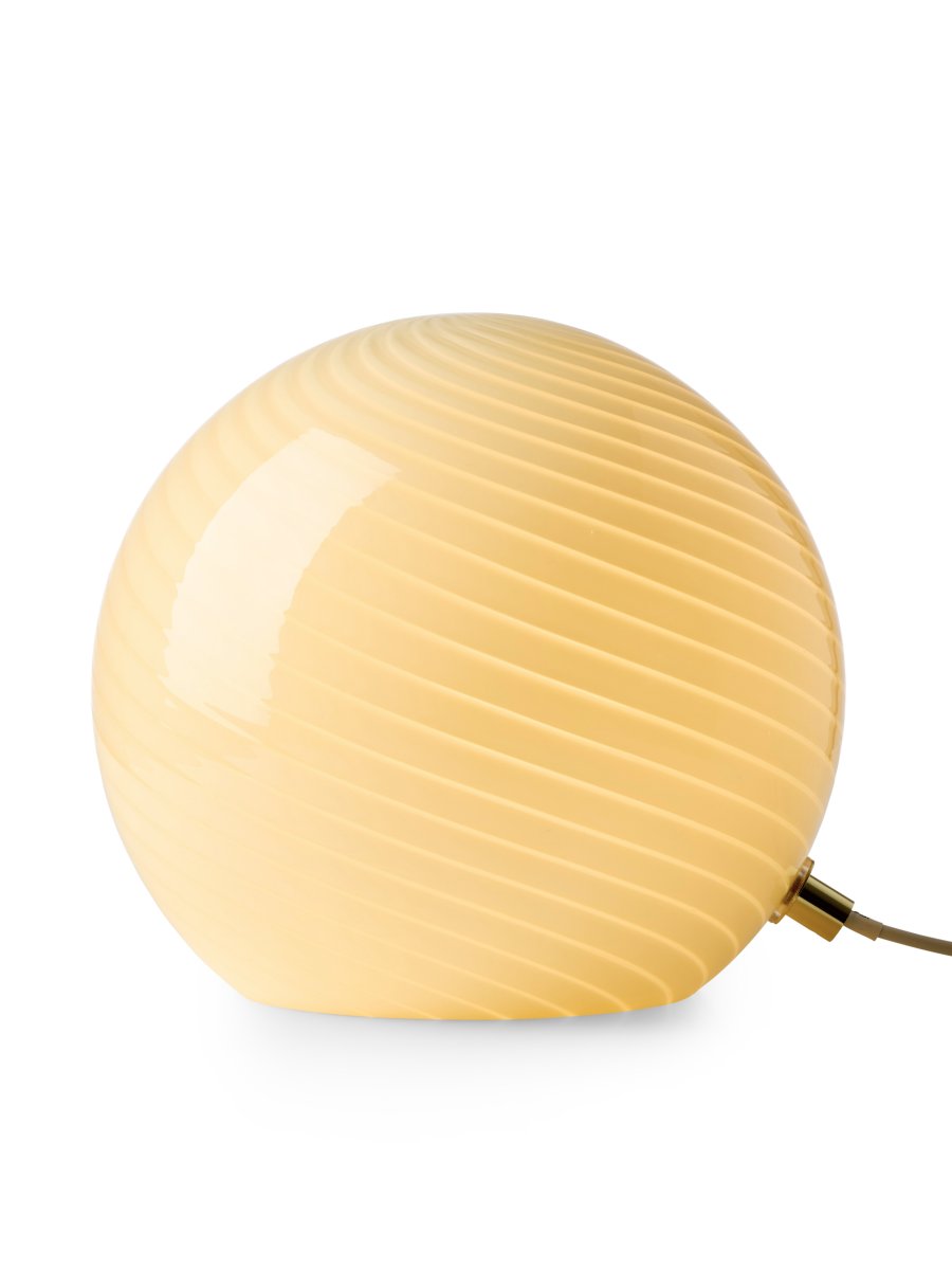 Candy 20cm Cremeweiß tischlampe Von Halo Design - Die runde Form besteht aus mundgeblasenem Glas mit einem dekorativen, gedrehten Muster, das der Lampe einen einzigartigen Ausdruck verleiht.