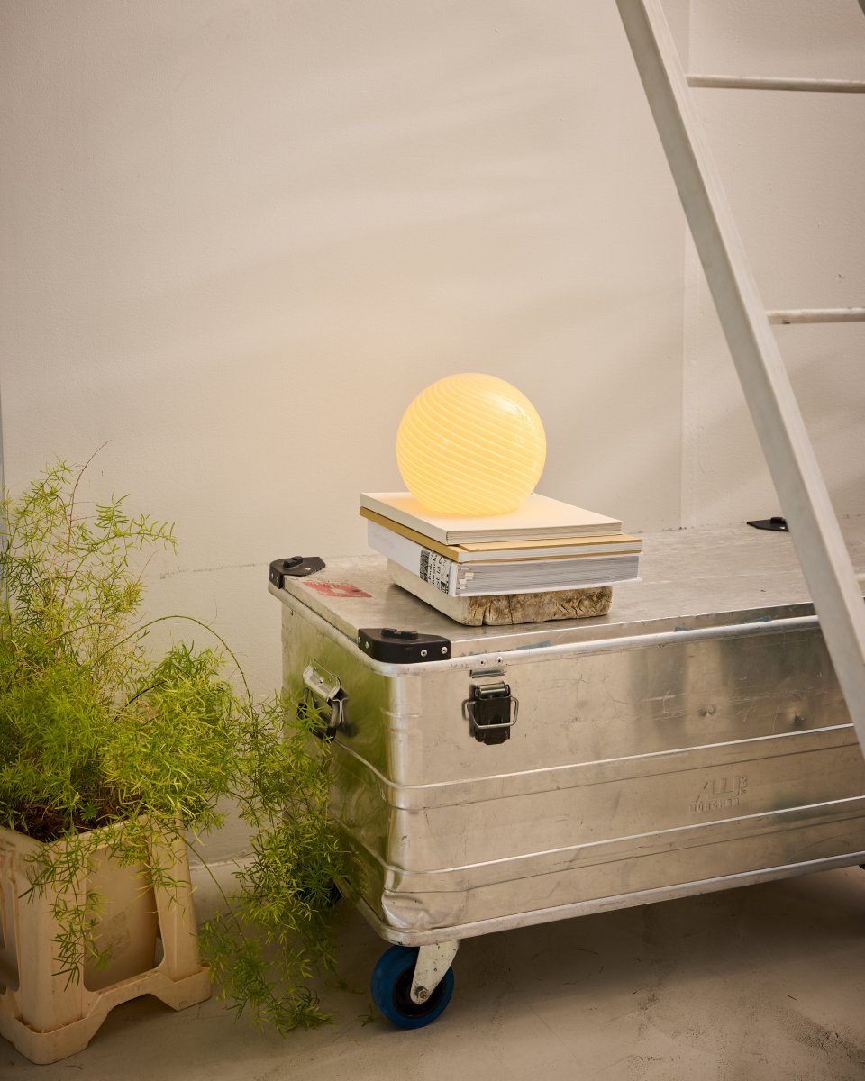 Candy 20cm Cremeweiß tischlampe Von Halo Design - Die runde Form besteht aus mundgeblasenem Glas mit einem dekorativen, gedrehten Muster, das der Lampe einen einzigartigen Ausdruck verleiht.