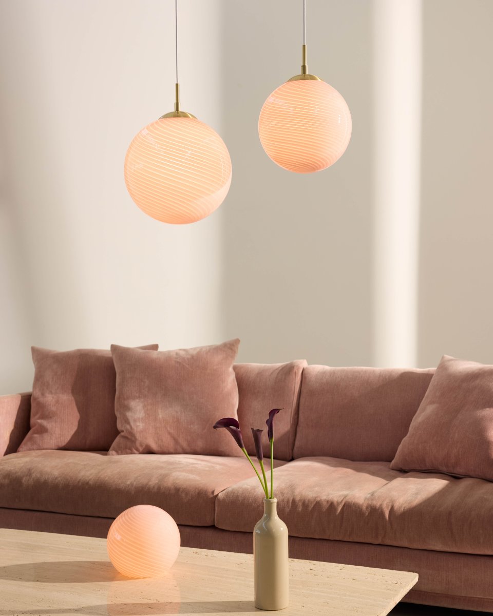 Candy 20cm Rosa tischlampe Von Halo Design - Die runde Form besteht aus mundgeblasenem Glas mit einem dekorativen, gedrehten Muster, das der Lampe einen einzigartigen Ausdruck verleiht.