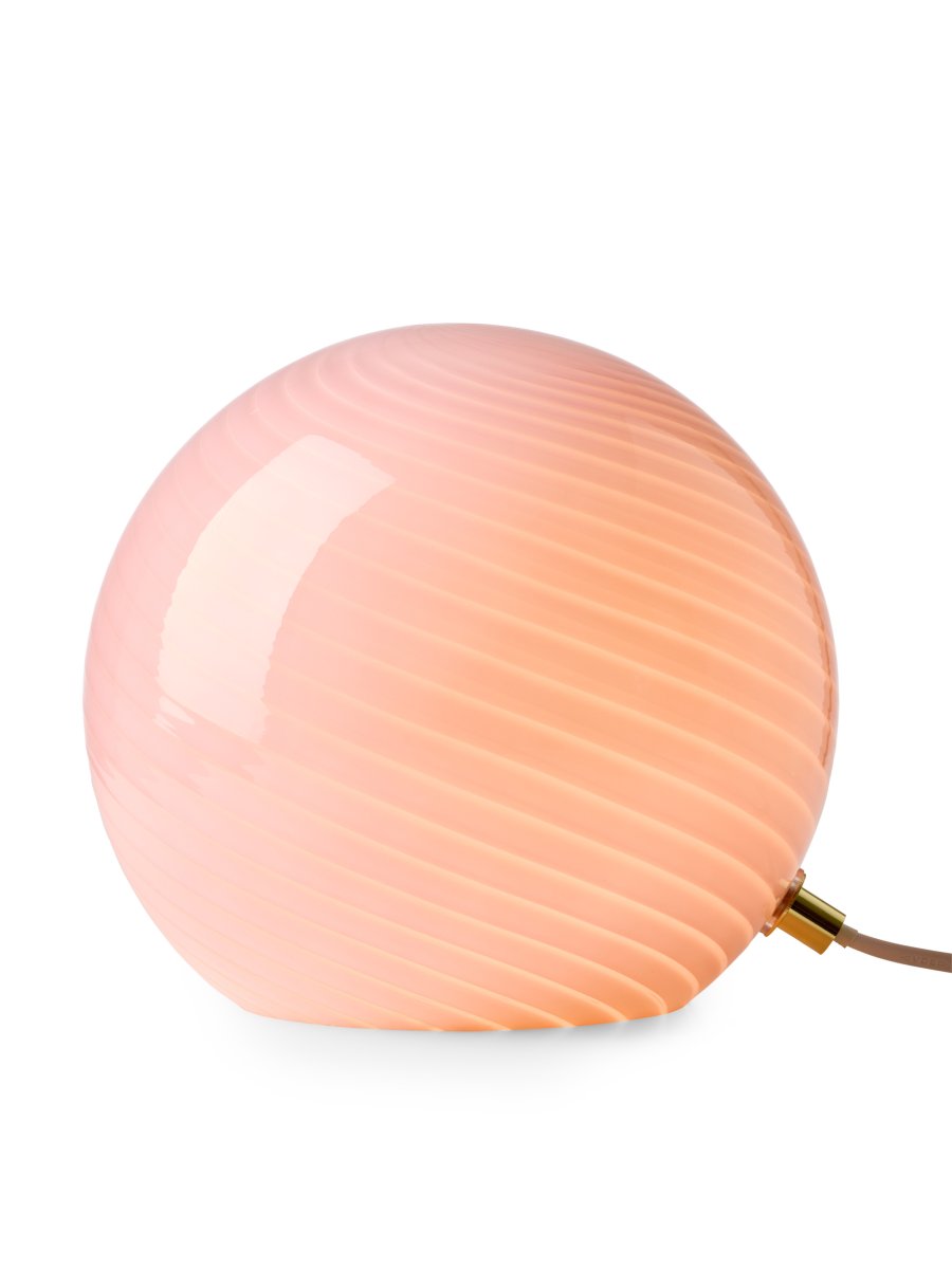 Candy 20cm Rosa tischlampe Von Halo Design - Die runde Form besteht aus mundgeblasenem Glas mit einem dekorativen, gedrehten Muster, das der Lampe einen einzigartigen Ausdruck verleiht.