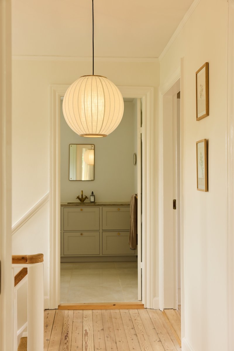 Balloon Ø40 Cremeweiß hängelampe Von Halo Design - Die elegante Pendelleuchte Balloon besticht durch ihr abgerundetes, ballonförmiges Design und wird so zum Blickfang in jedem Raum.