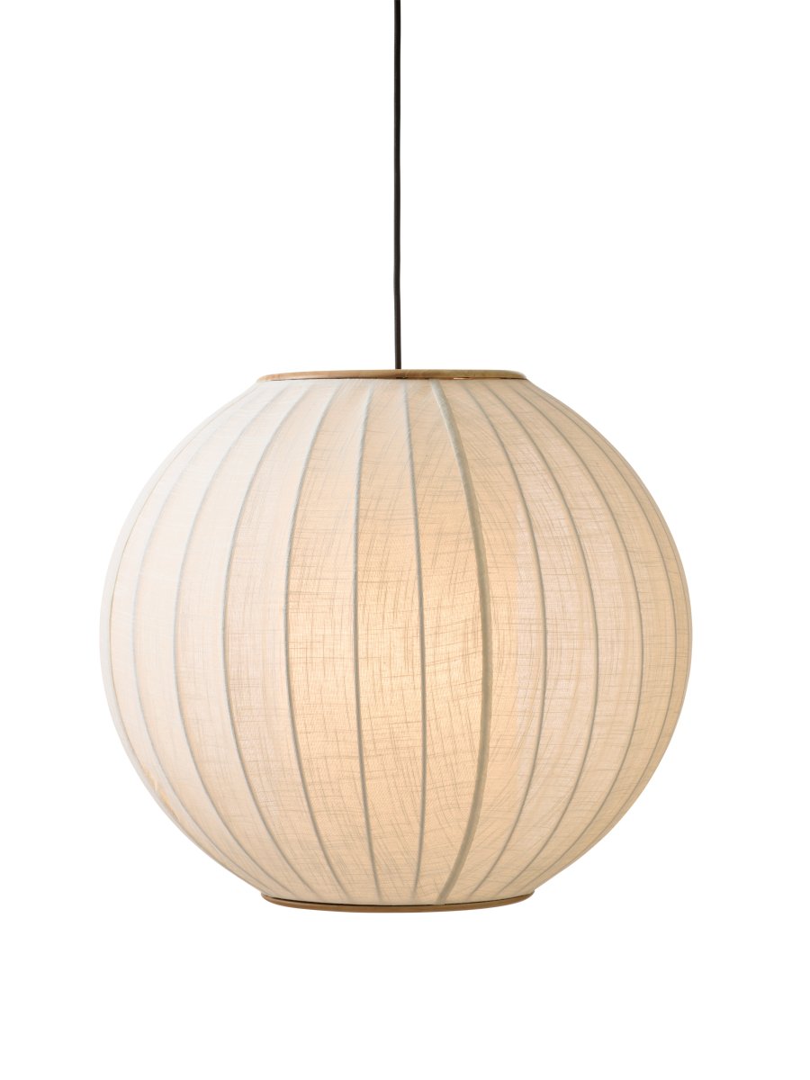 Balloon Ø70 Cremeweiß hängelampe Von Halo Design - Der große, runde Schirm ist mit einem cremefarbenen, leinenartigen Stoff bezogen und wird durch dekorative Elemente aus Massivholz an Ober- und Unterseite ergänzt.