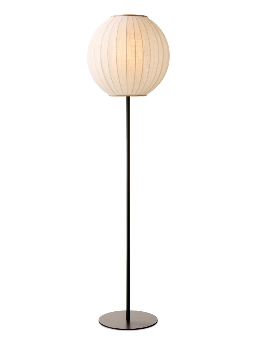 Balloon Cremeweiß stehlampe Von Halo Design - Die Leuchte wird mit einem 1,8 m langen, schwarzen Textilkabel, Fußschalter und Netzstecker geliefert.