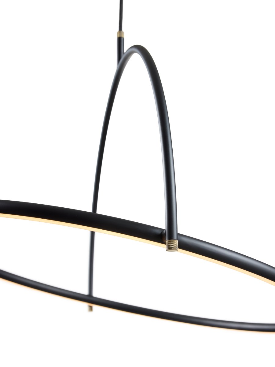 Tilt Ø60 Schwarz hängelampe Von Halo Design - Tilt ist eine moderne Pendelleuchte mit stilvollem, minimalistischem Design aus schwarzem Metall und eleganten Messingdetails.
