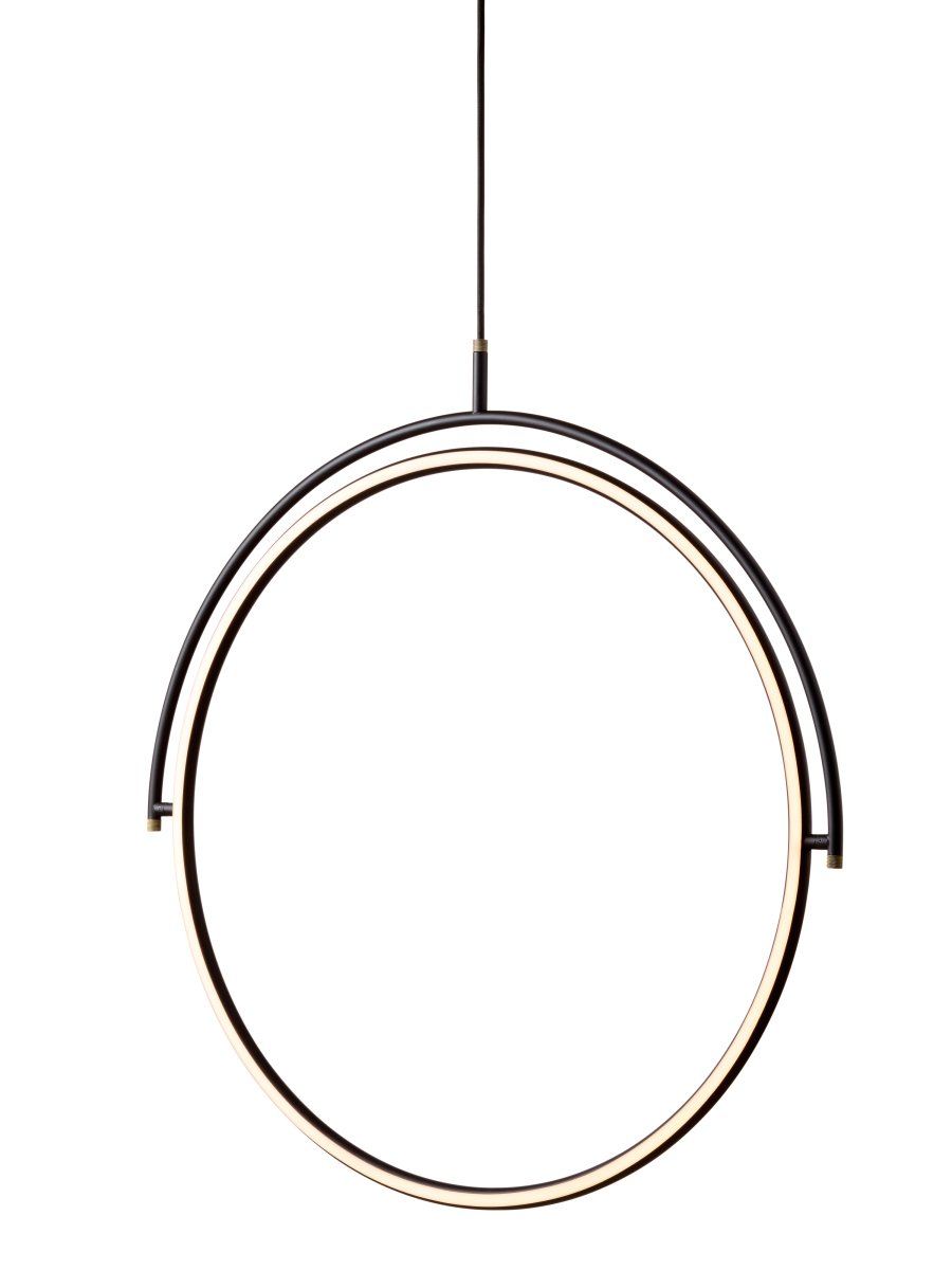Tilt Ø60 Schwarz hängelampe Von Halo Design - Tilt ist eine moderne Pendelleuchte mit stilvollem, minimalistischem Design aus schwarzem Metall und eleganten Messingdetails.