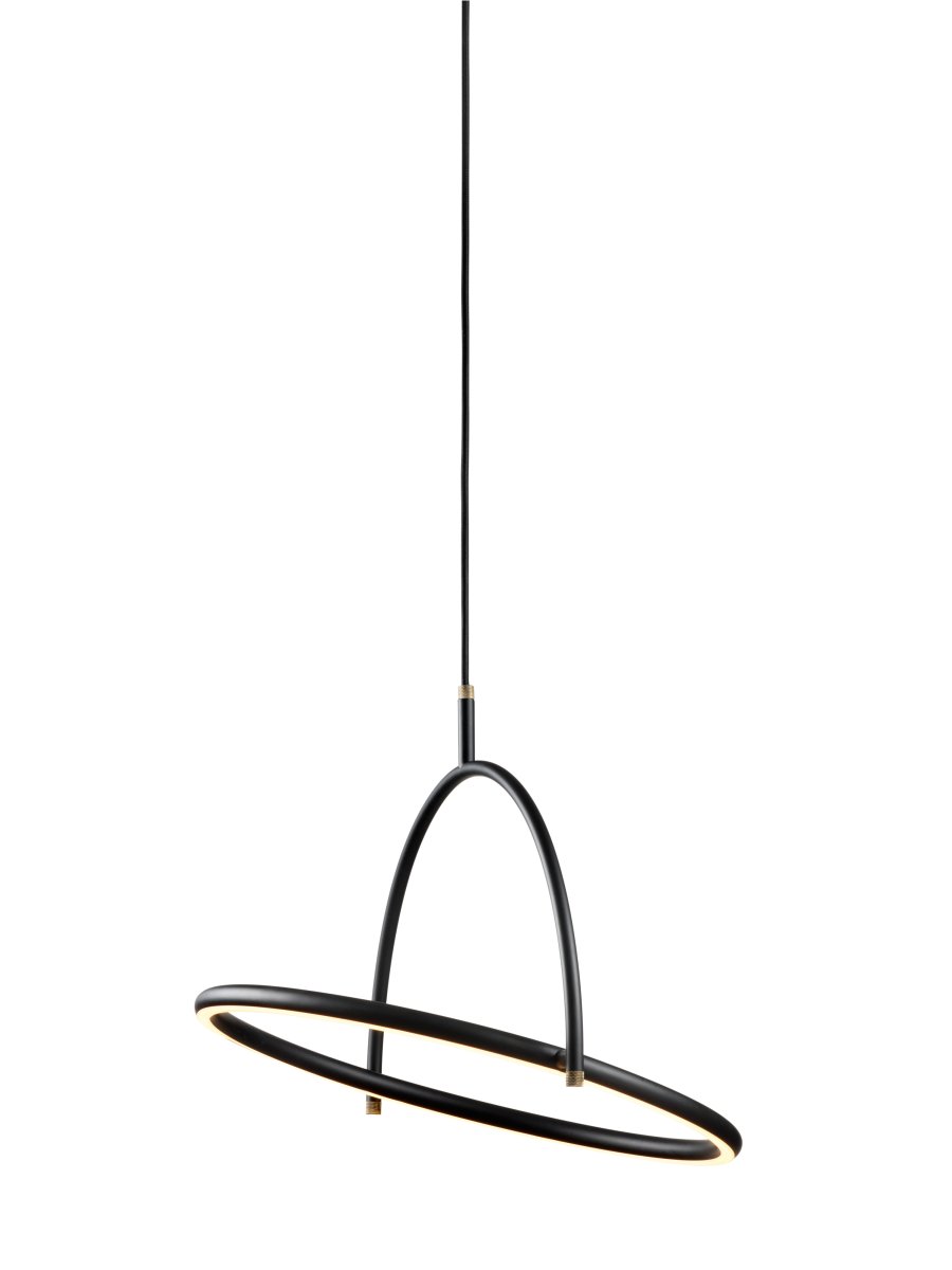 Tilit Ø40 Schwarz hängelampe Von Halo Design - Tilt ist eine moderne Pendelleuchte mit stilvollem, minimalistischem Design aus schwarzem Metall und eleganten Messingdetails.