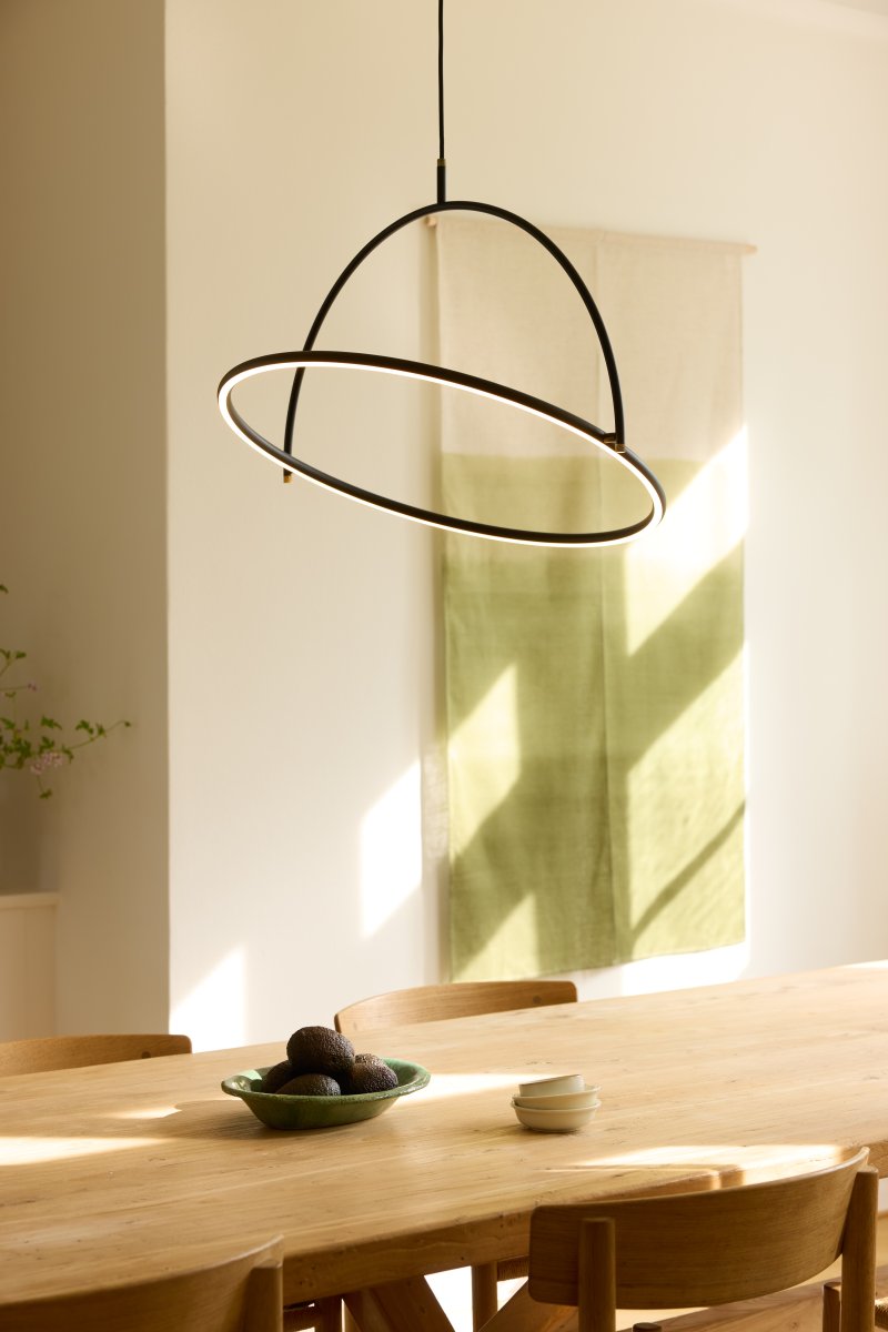 Tilt Ø60 Schwarz hängelampe Von Halo Design - Tilt ist eine moderne Pendelleuchte mit stilvollem, minimalistischem Design aus schwarzem Metall und eleganten Messingdetails.