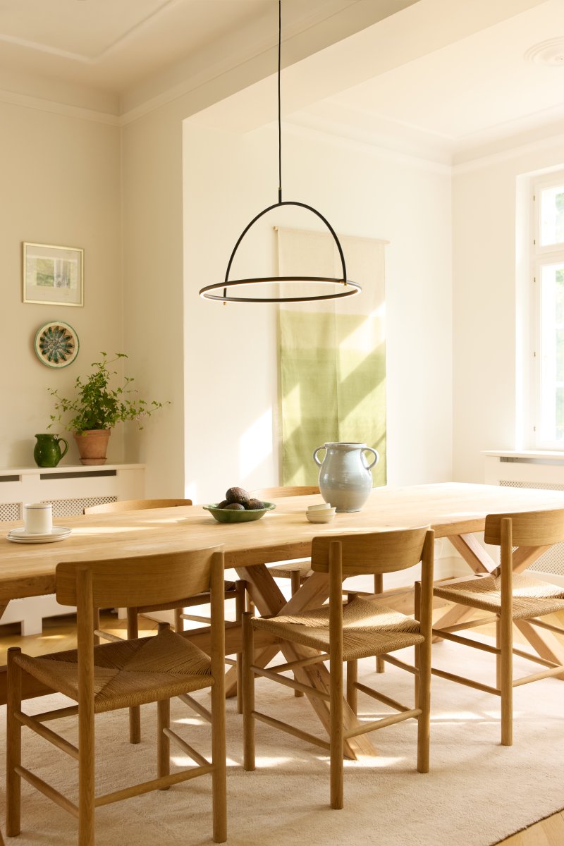 Tilt Ø60 Schwarz hängelampe Von Halo Design - Tilt ist eine moderne Pendelleuchte mit stilvollem, minimalistischem Design aus schwarzem Metall und eleganten Messingdetails.