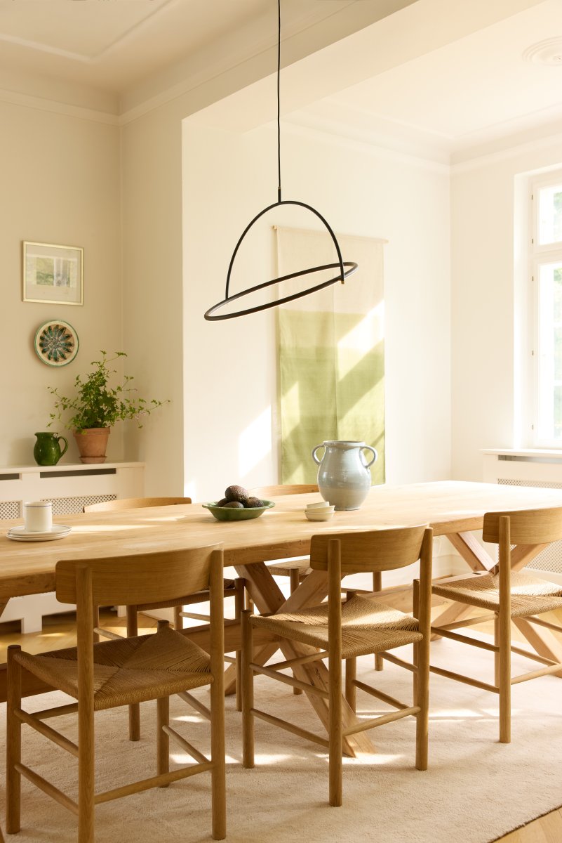 Tilt Ø60 Schwarz hängelampe Von Halo Design - Tilt ist eine moderne Pendelleuchte mit stilvollem, minimalistischem Design aus schwarzem Metall und eleganten Messingdetails.
