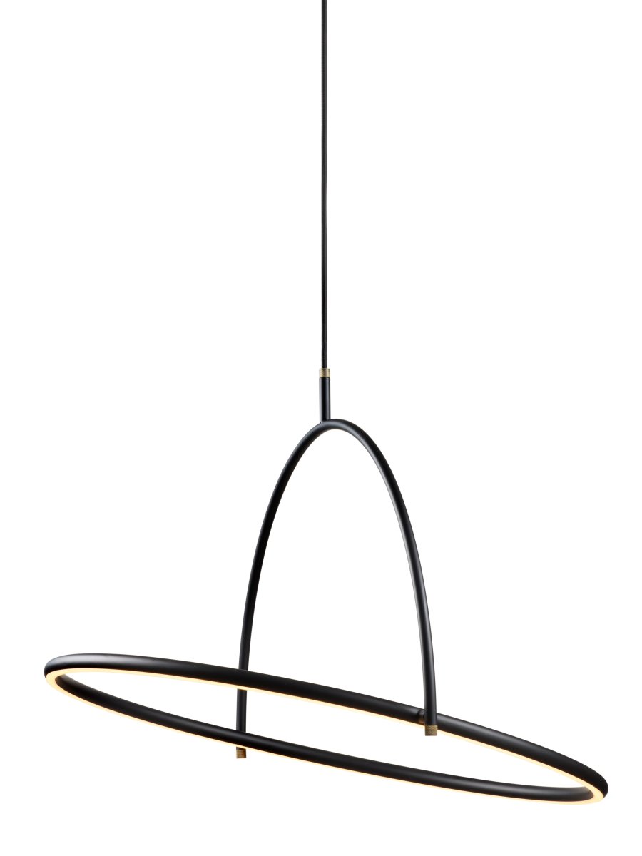 Tilt Ø60 Schwarz hängelampe Von Halo Design - Tilt ist eine moderne Pendelleuchte mit stilvollem, minimalistischem Design aus schwarzem Metall und eleganten Messingdetails.