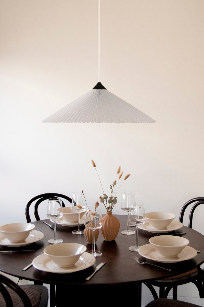 Matisse Ø60 Weiß hängelampe Von Globen Lighting - Die Lampe hat einen plissierten wei&szlig;en Textilschirm und ist mit einer dazu passenden plissierten Oberseite aus mattschwarz lackiertem Metall verziert.