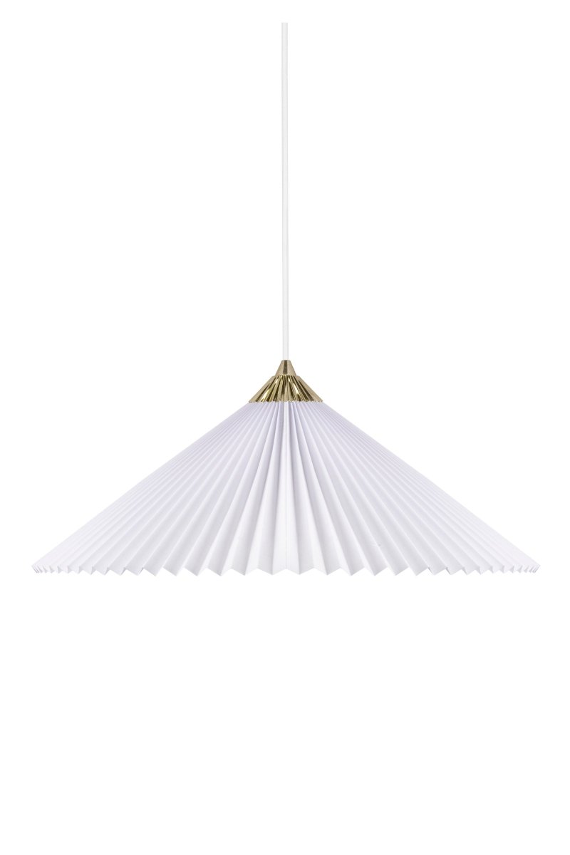 Matisse Ø60 Weiß hängelampe Von Globen Lighting - Die Lampe hat einen plissierten weißen Textilschirm und ist mit einem dazu passenden plissierten Oberteil aus messingfarbenem Metall verziert.