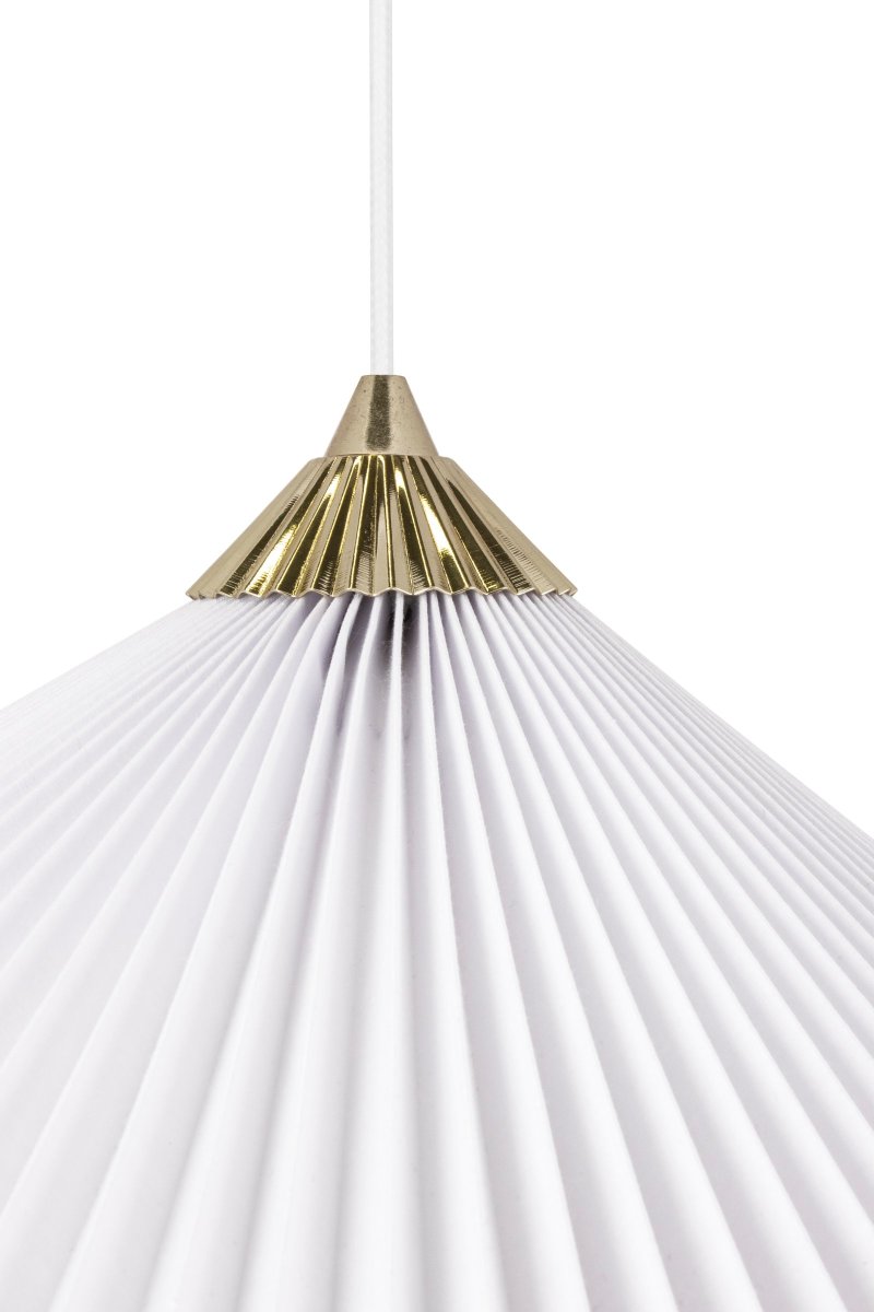 Matisse Ø60 Weiß hängelampe Von Globen Lighting - Die Lampe hat einen plissierten weißen Textilschirm und ist mit einem dazu passenden plissierten Oberteil aus messingfarbenem Metall verziert.
