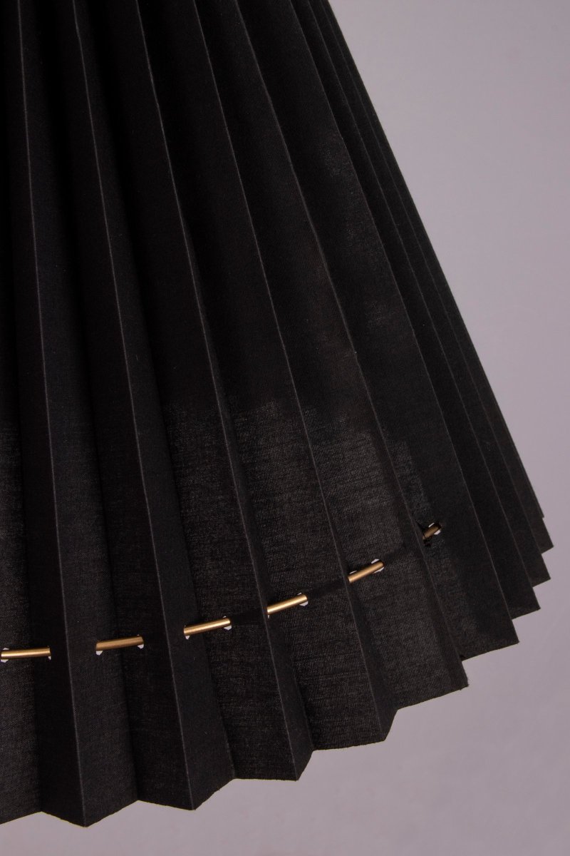 Maiden Ø40 Schwarz hängelampe Von Globen Lighting - Die Lampe besteht aus schwarzem Textil mit einer transparenten Kunststoffinnenseite und ist mit dekorativen Metallringen in Messingfarbe ausgestattet.