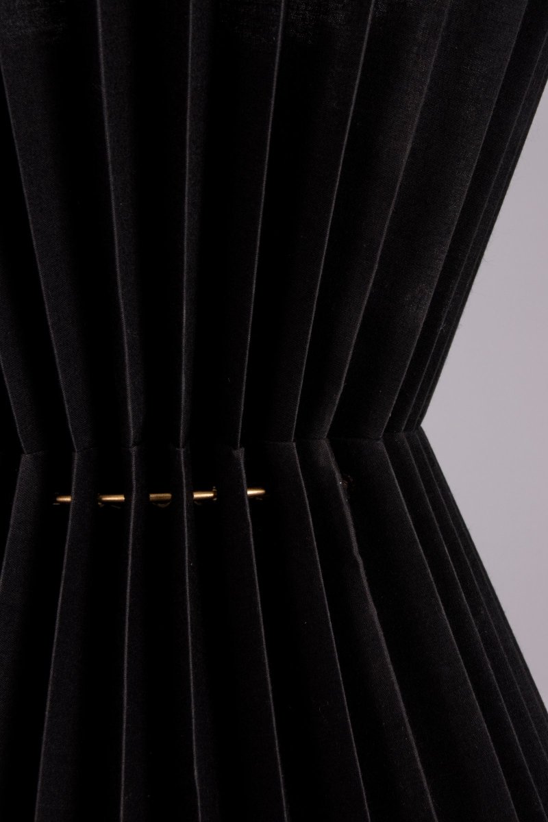 Maiden Ø40 Schwarz hängelampe Von Globen Lighting - Die Lampe besteht aus schwarzem Textil mit einer transparenten Kunststoffinnenseite und ist mit dekorativen Metallringen in Messingfarbe ausgestattet.