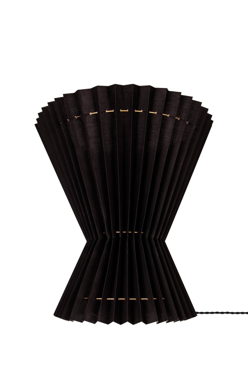 Maiden Ø40 Schwarz hängelampe Von Globen Lighting - Die Lampe besteht aus schwarzem Textil mit einer transparenten Kunststoffinnenseite und ist mit dekorativen Metallringen in Messingfarbe ausgestattet.