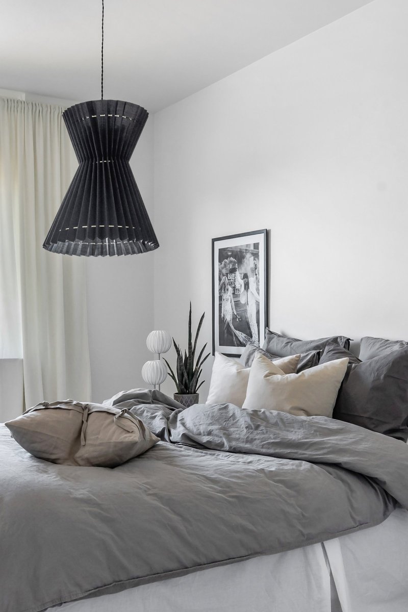 Maiden Ø40 Schwarz hängelampe Von Globen Lighting - Die Lampe besteht aus schwarzem Textil mit einer transparenten Kunststoffinnenseite und ist mit dekorativen Metallringen in Messingfarbe ausgestattet.