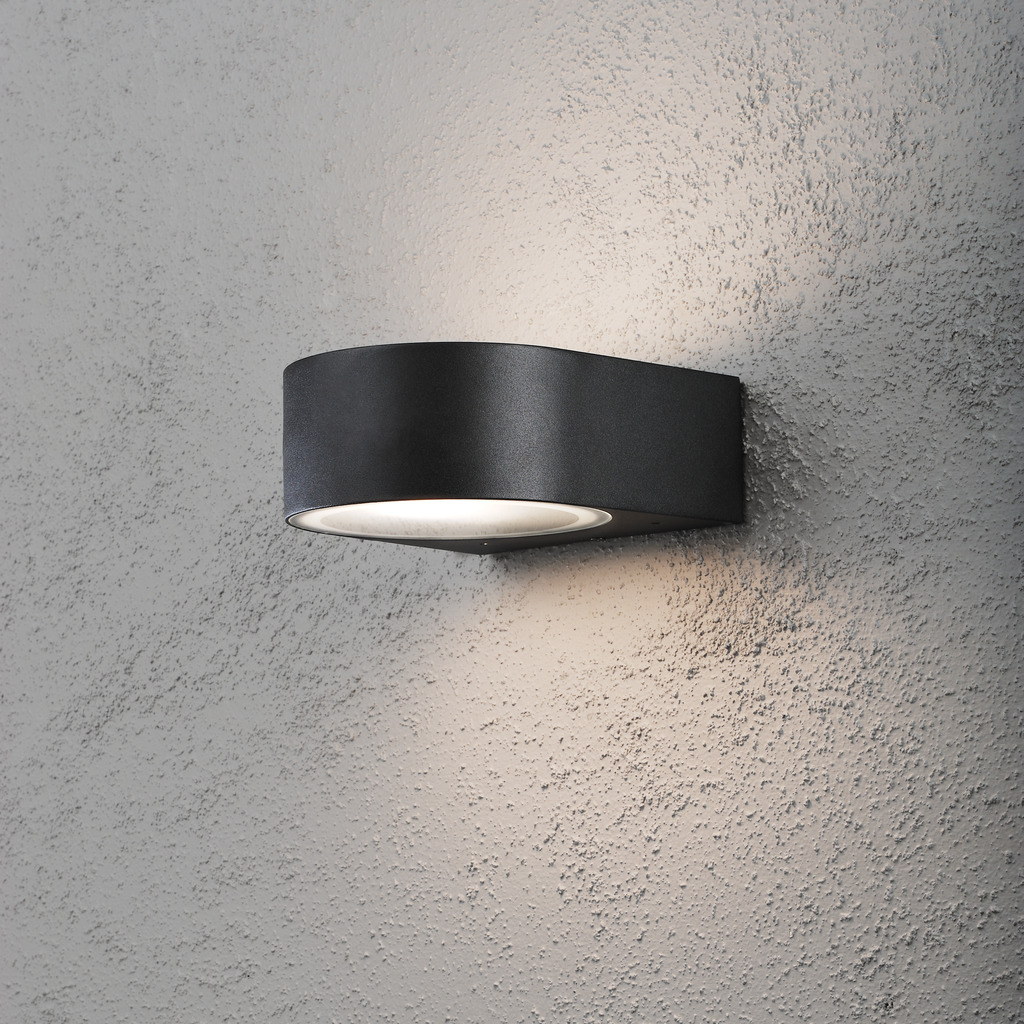 Teramo Schwarz außenlampe Von Konstsmide - Es eignet sich perfekt f&uuml;r Eing&auml;nge und Terrassen, sorgt f&uuml;r angenehmes und sicheres Licht und erg&auml;nzt gleichzeitig moderne Architekturstile.