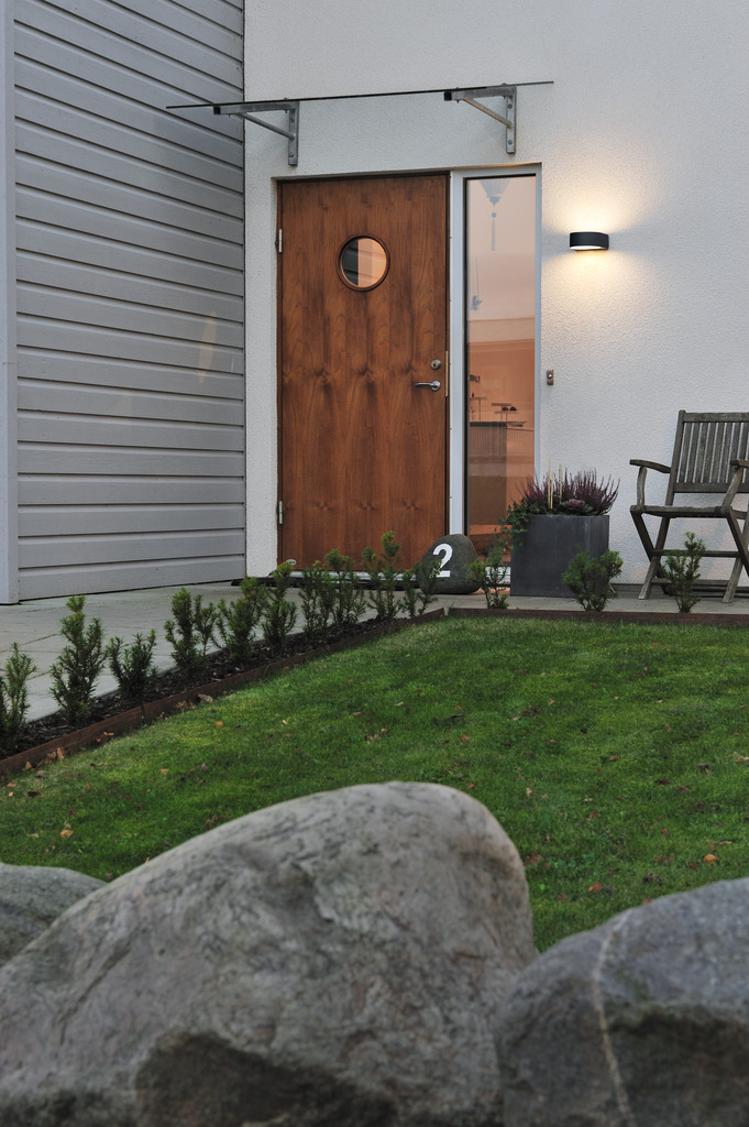 Teramo Schwarz außenlampe Von Konstsmide - Es eignet sich perfekt f&uuml;r Eing&auml;nge und Terrassen, sorgt f&uuml;r angenehmes und sicheres Licht und erg&auml;nzt gleichzeitig moderne Architekturstile.