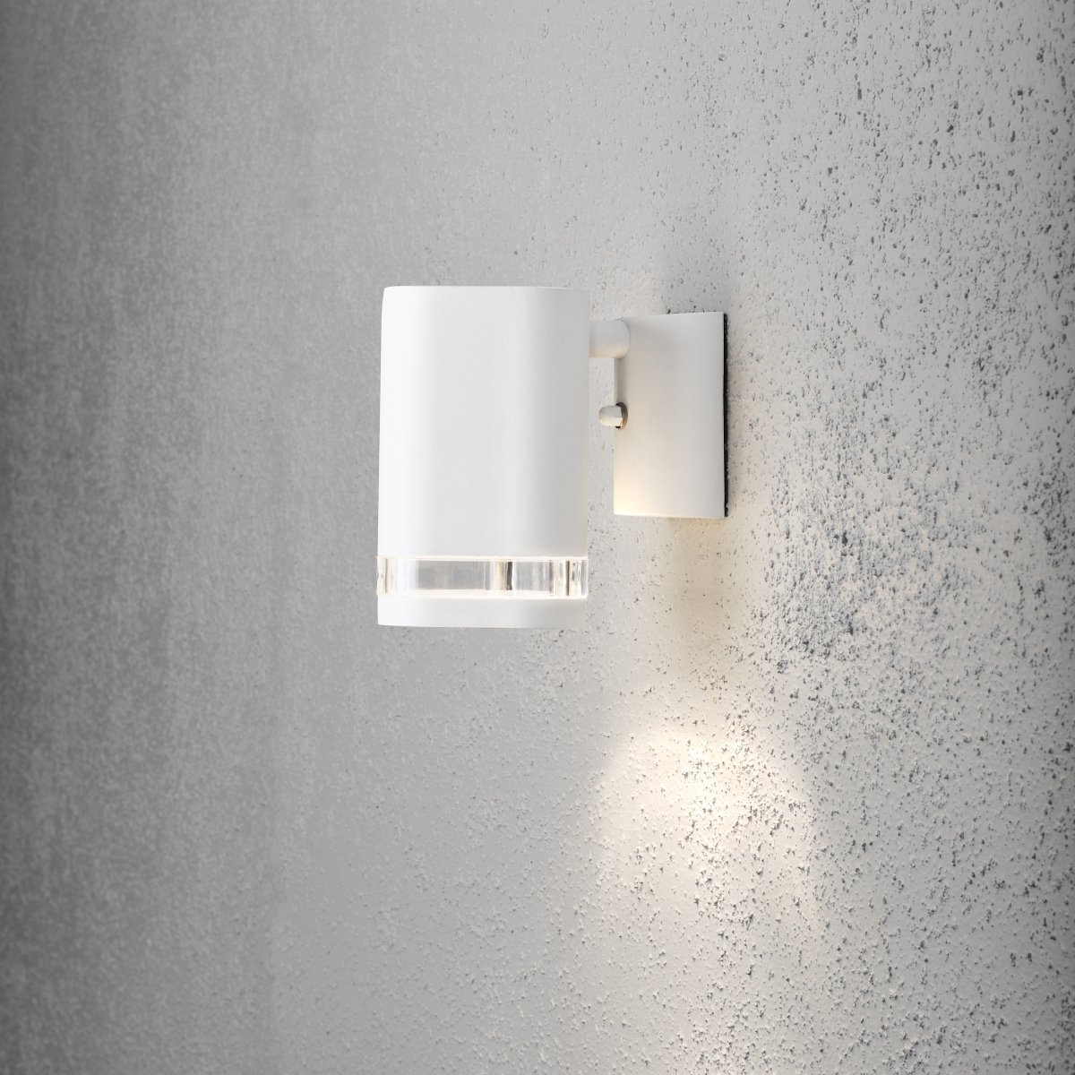 Modena Weiß außenlampe Von Konstsmide - Das gerichtete Downlight erzeugt ein effektvolles Lichtbild und tr&auml;gt zu einer einladenden Atmosph&auml;re an Eing&auml;ngen, Terrassen und Fassaden bei.