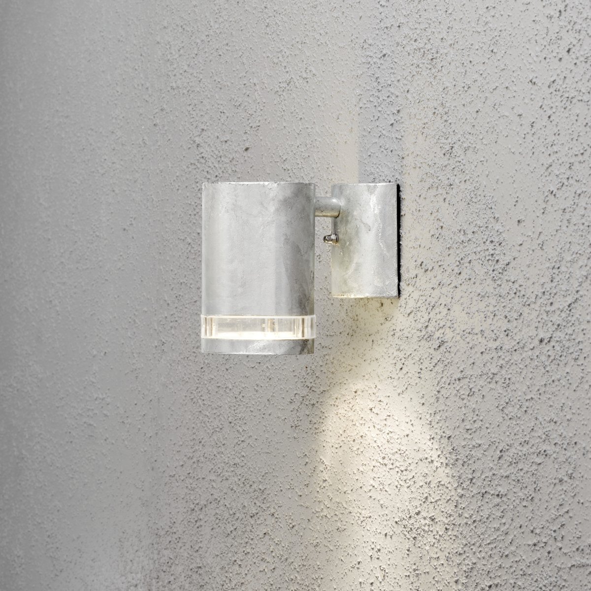 Modena Verzinkt außenlampe Von Konstsmide - Dank ihres zeitlosen Designs f&uuml;gt sich Modena gleicherma&szlig;en in moderne wie klassische Wohnumgebungen ein und ist auch im ausgeschalteten Zustand ein dekoratives Element.