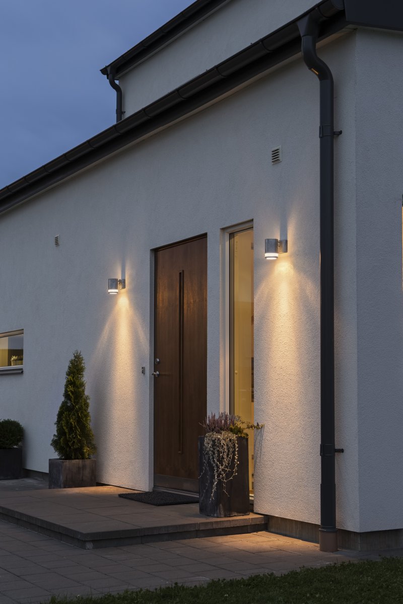 Modena Verzinkt außenlampe Von Konstsmide - Dank ihres zeitlosen Designs f&uuml;gt sich Modena gleicherma&szlig;en in moderne wie klassische Wohnumgebungen ein und ist auch im ausgeschalteten Zustand ein dekoratives Element.