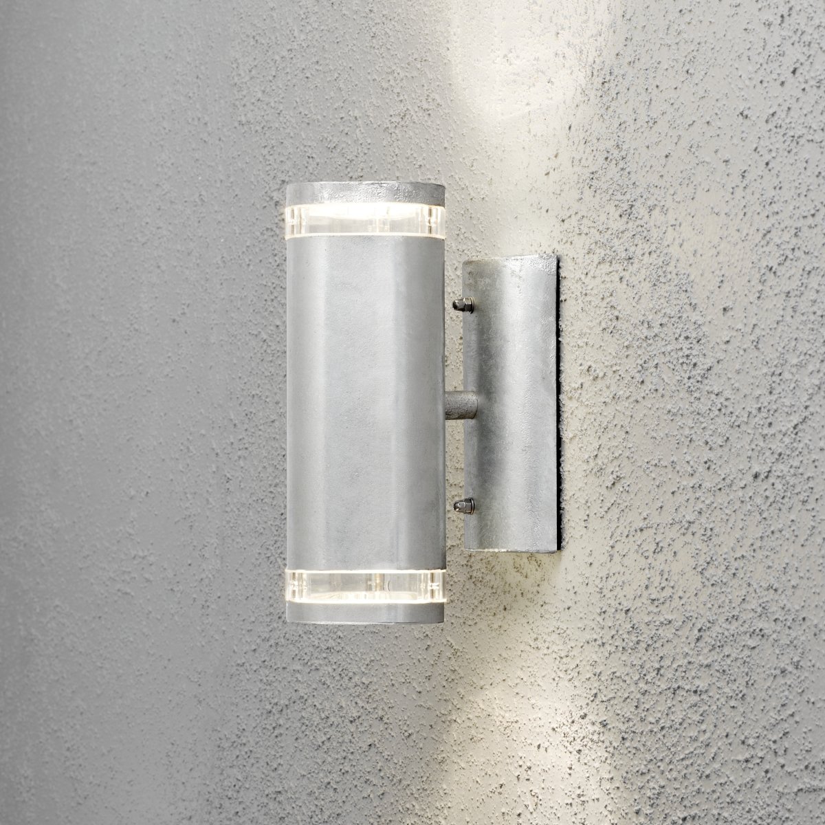 Modena II Verzinkt außenlampe Von Konstsmide - Das Licht wird sowohl nach oben als auch nach unten gerichtet und erzeugt ein dekoratives und effektvolles Lichtbild, das die Fassade aufwertet und dem Garten eine einladende Atmosph&auml;re verleiht.