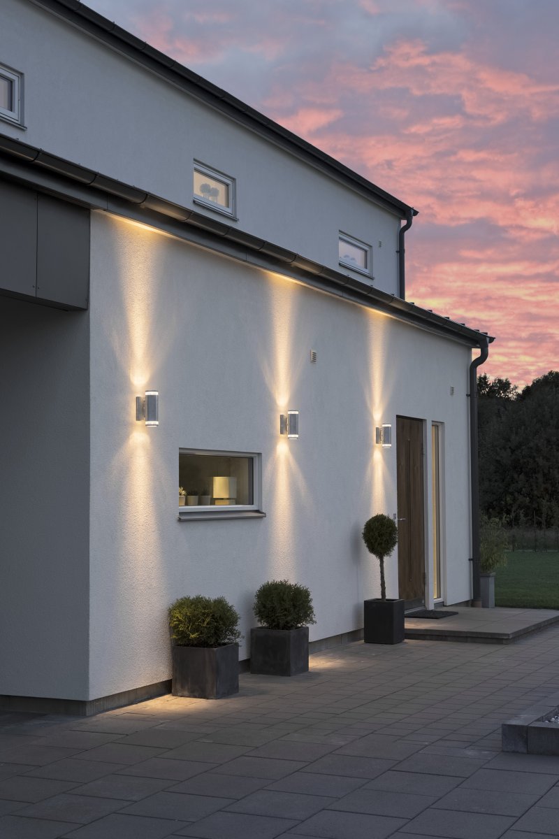 Modena II Verzinkt außenlampe Von Konstsmide - Das Licht wird sowohl nach oben als auch nach unten gerichtet und erzeugt ein dekoratives und effektvolles Lichtbild, das die Fassade aufwertet und dem Garten eine einladende Atmosph&auml;re verleiht.