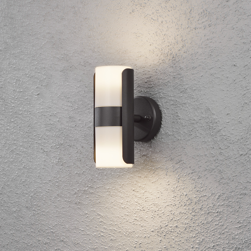 Modena Schwarz außenlampe Von Konstsmide - Diese stilvolle Fassadenbeleuchtung aus schwarzem Aluminium und Opalglas ist modern und funktional zugleich.