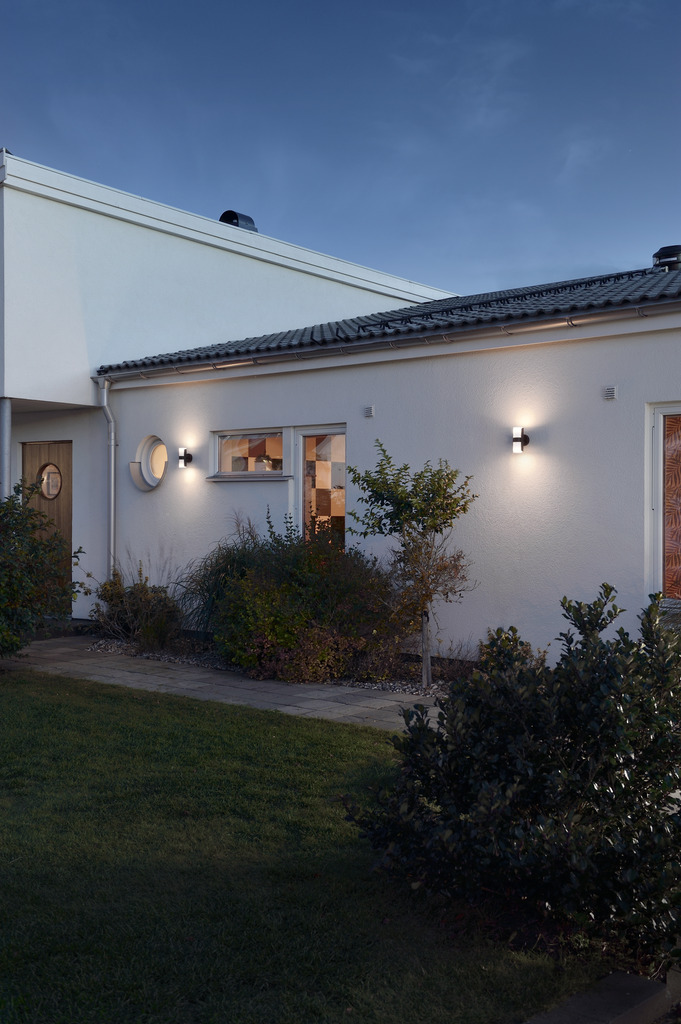 Modena Schwarz außenlampe Von Konstsmide - Diese stilvolle Fassadenbeleuchtung aus schwarzem Aluminium und Opalglas ist modern und funktional zugleich.