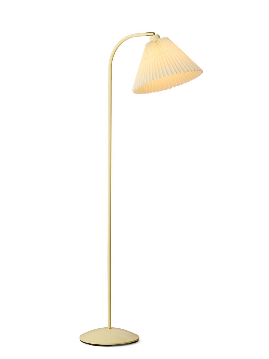 Medina Cremeweiß stehlampe Von Halo Design - Der breite Schirm spendet ein sanftes und angenehmes Licht, während der abgewinkelte Lampenkopf eine einfache Ausrichtung des Lichts ermöglicht.