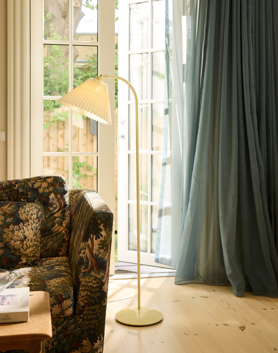 Medina Cremeweiß stehlampe Von Halo Design - Der breite Schirm spendet ein sanftes und angenehmes Licht, während der abgewinkelte Lampenkopf eine einfache Ausrichtung des Lichts ermöglicht.