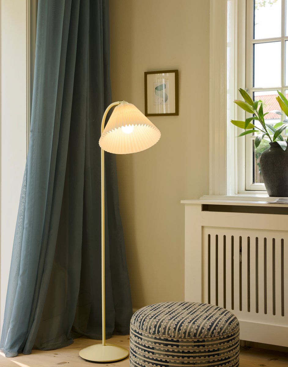 Medina Cremeweiß stehlampe Von Halo Design - Der breite Schirm spendet ein sanftes und angenehmes Licht, während der abgewinkelte Lampenkopf eine einfache Ausrichtung des Lichts ermöglicht.