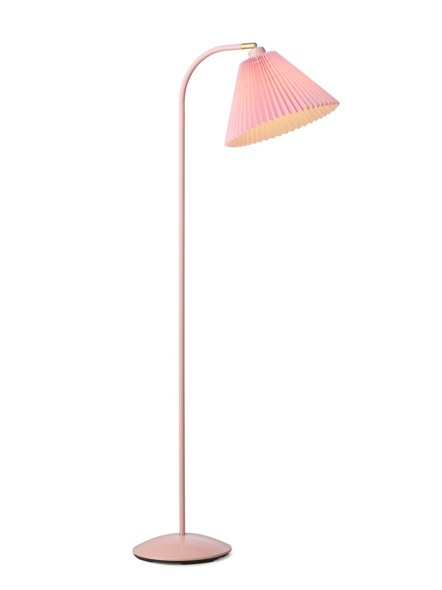 Medina Rosa stehlampe Von Halo Design - Der breite Schirm spendet ein sanftes und angenehmes Licht, während der abgewinkelte Lampenkopf eine einfache Ausrichtung des Lichts ermöglicht.