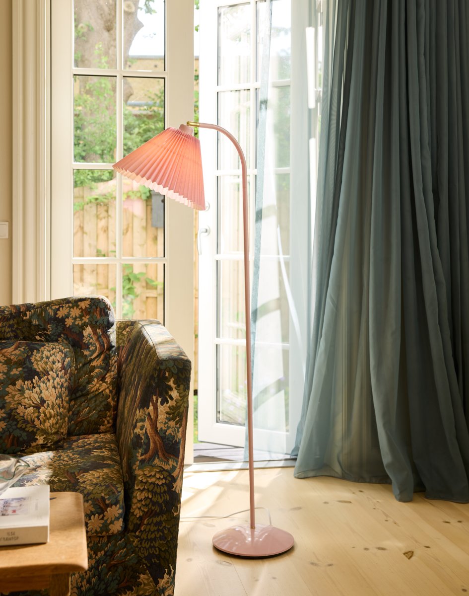 Medina Rosa stehlampe Von Halo Design - Der breite Schirm spendet ein sanftes und angenehmes Licht, während der abgewinkelte Lampenkopf eine einfache Ausrichtung des Lichts ermöglicht.