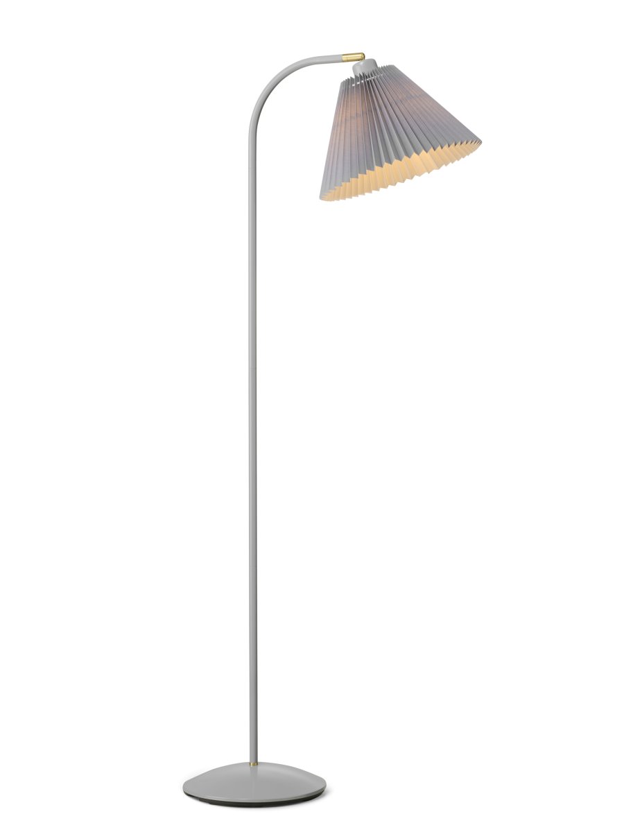 Medina Grau stehlampe Von Halo Design - Der breite Schirm spendet ein sanftes und angenehmes Licht, während der abgewinkelte Lampenkopf eine einfache Ausrichtung des Lichts ermöglicht.