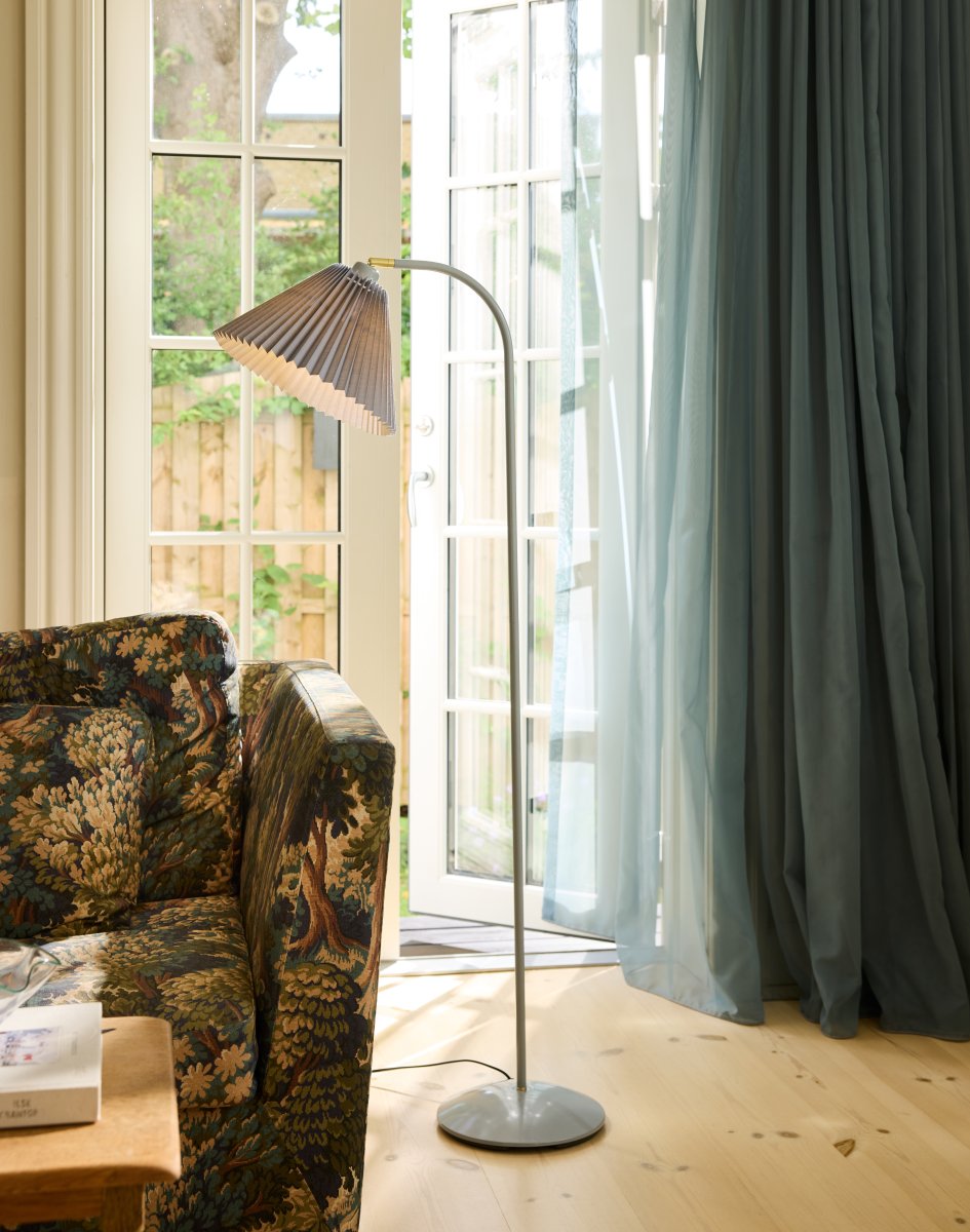 Medina Grau stehlampe Von Halo Design - Der breite Schirm spendet ein sanftes und angenehmes Licht, während der abgewinkelte Lampenkopf eine einfache Ausrichtung des Lichts ermöglicht.